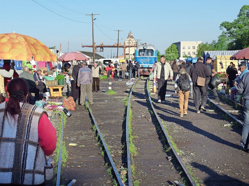 Zo stanice úzkorozchodnej železnice vo Vynohradive sa v nedeľu ráno stáva trhovisko