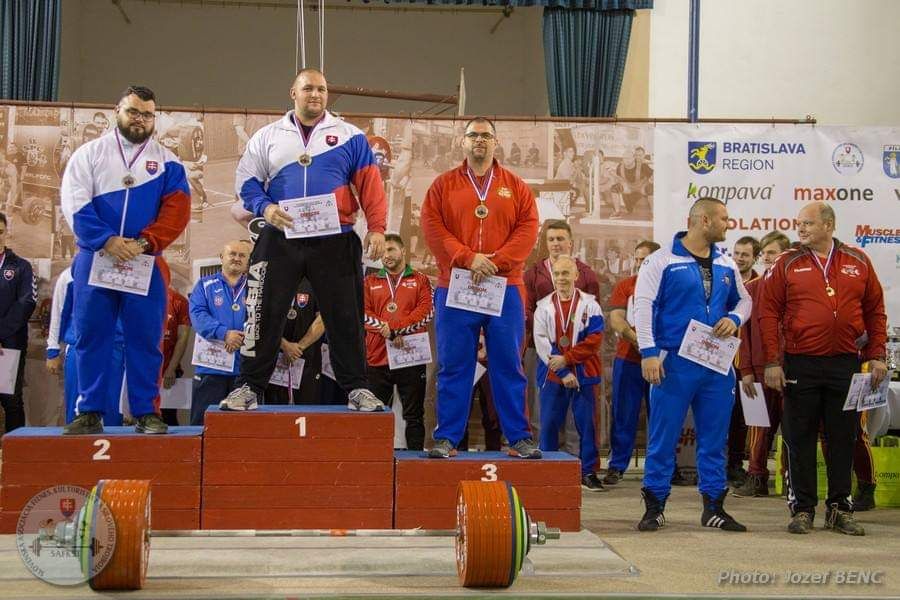 Tohtoročné Majstrovstvá Slovenska v silovom trojboji mužov, žien a masters v Častej.