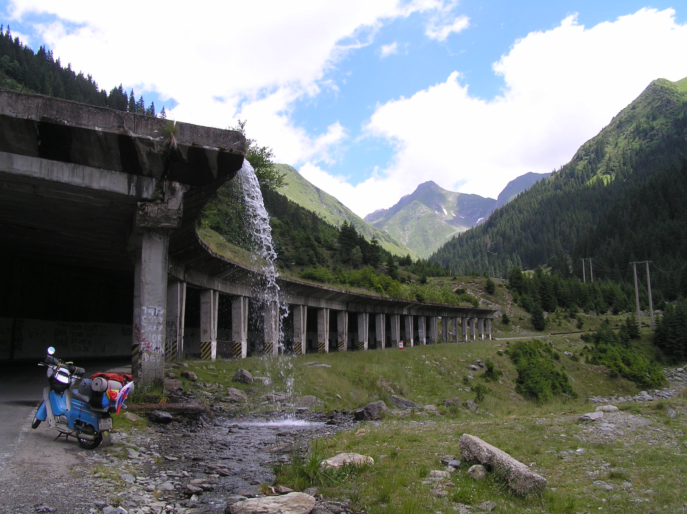 Transfagarasan - stúpanie do hôr.