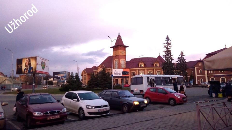 V pozadí užhorodská železničná stanica.