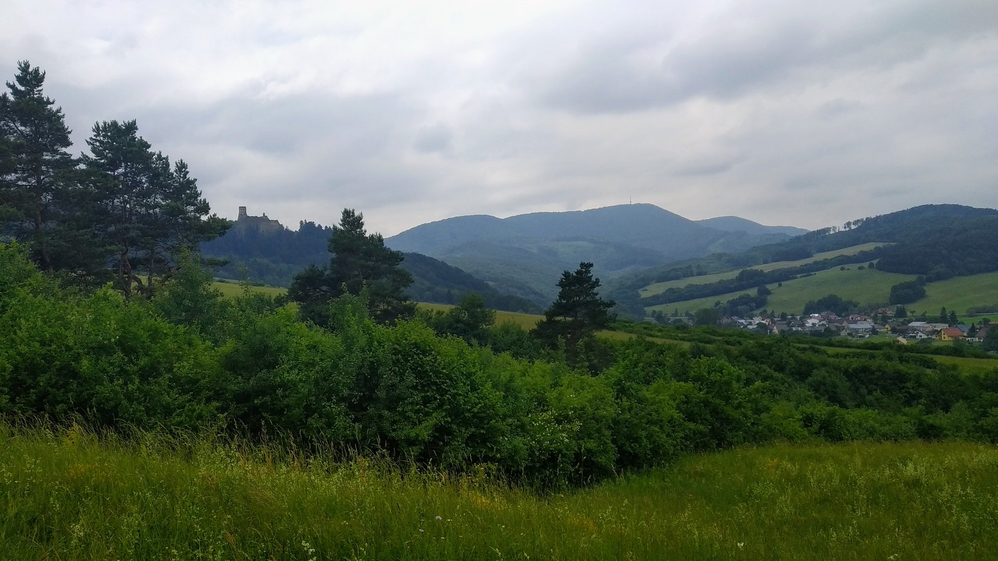 Hrad Zborov a v pozadí Stebnícka magura.