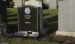 Na náhrobku je uvedené aj meno Alanovej bývalej manželky Berty, ktorá taktiež žije.